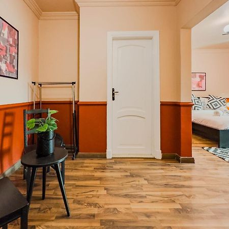 Distinct & Decent 2 Bdr Apt Steps From Nightlife And Airport Каир Экстерьер фото